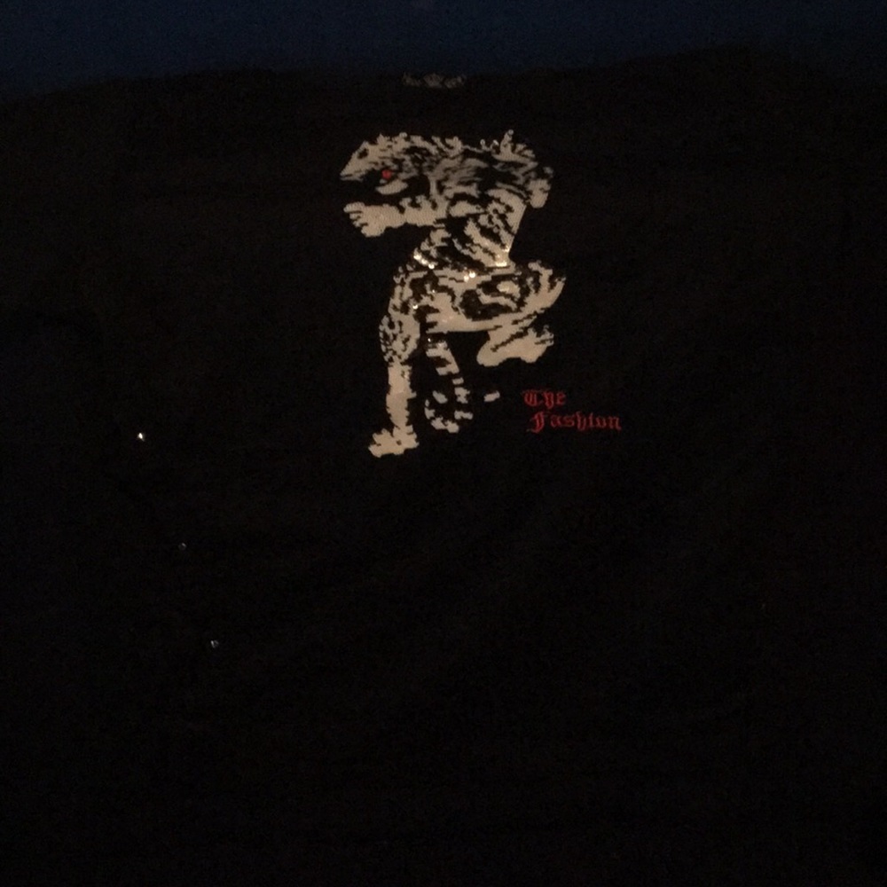 Xois shirt with spikes on the side
